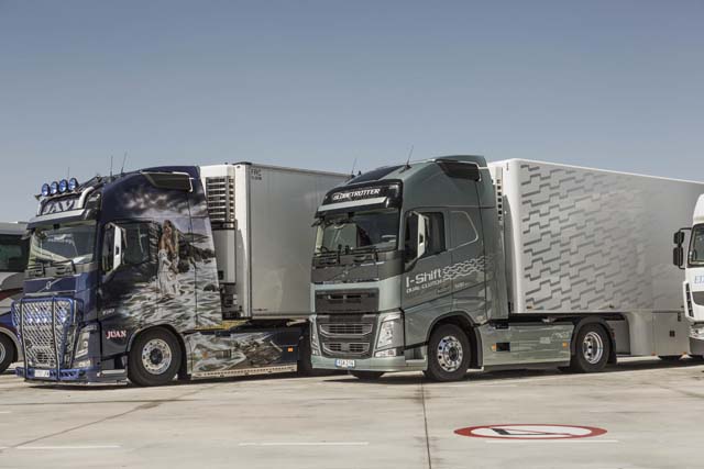 Aunque el FH 16 750 que encontramos nos supera claramente en imagen la caja doble embrague nos acerca un poco en prestaciones.